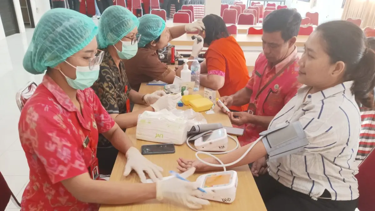 Petugas medis Dinas Kesehatan Kabupaten Tabanan melakukan pemeriksaan tekanan darah dan skrining kesehatan bagi pegawai dalam kegiatan Cek Kesehatan Gratis (CKG) 2026. (Ist)