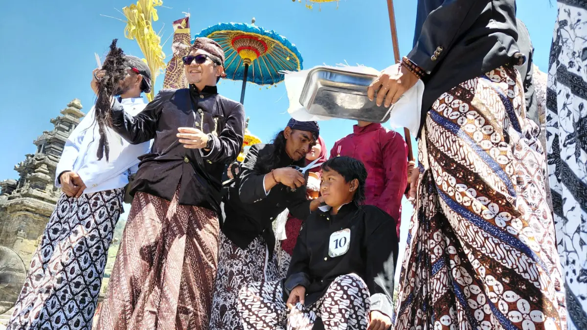 Lilia  Chandra Kusuma, saat mengikuti proses ruwatan rambut gimbal di Candi Arjuna, Dieng-Banjarnegara, Jawa Tengah pada Sabtu (29/8) siang (I Putu Mardika/Bali Express)