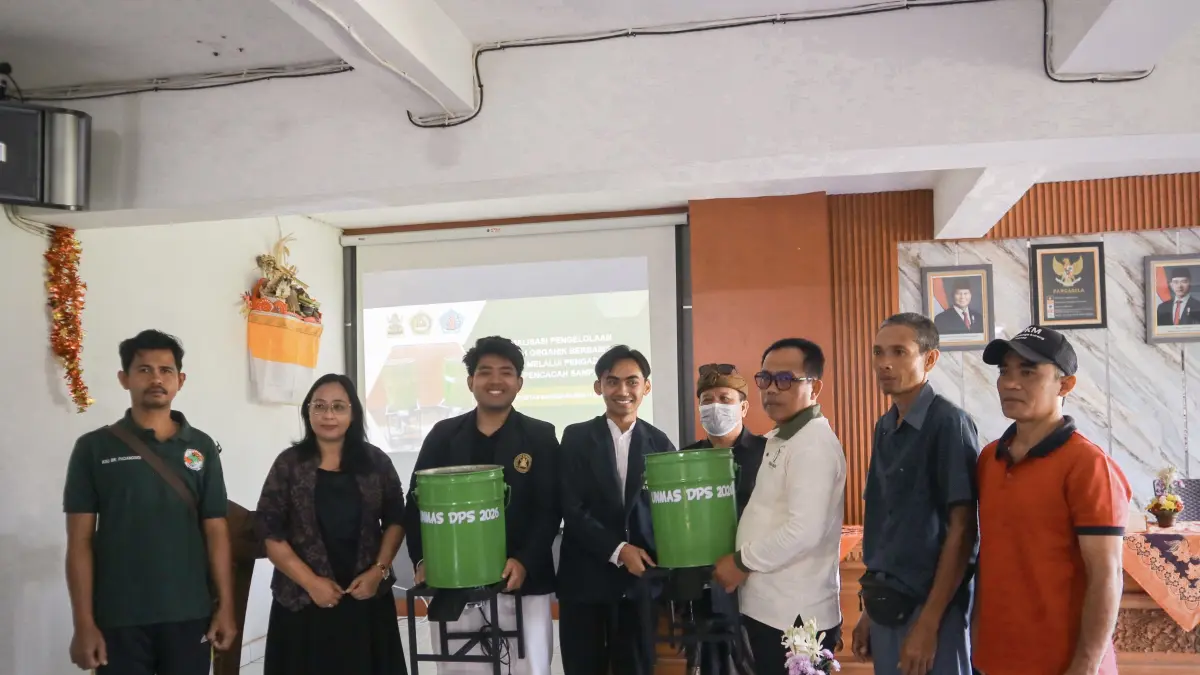 Penyerahan alat pencacah sampah organik dilaksanakan di ruang rapat kantor Kepala Desa Sanding, Kecamatan Tampaksiring, Kabupaten Gianyar