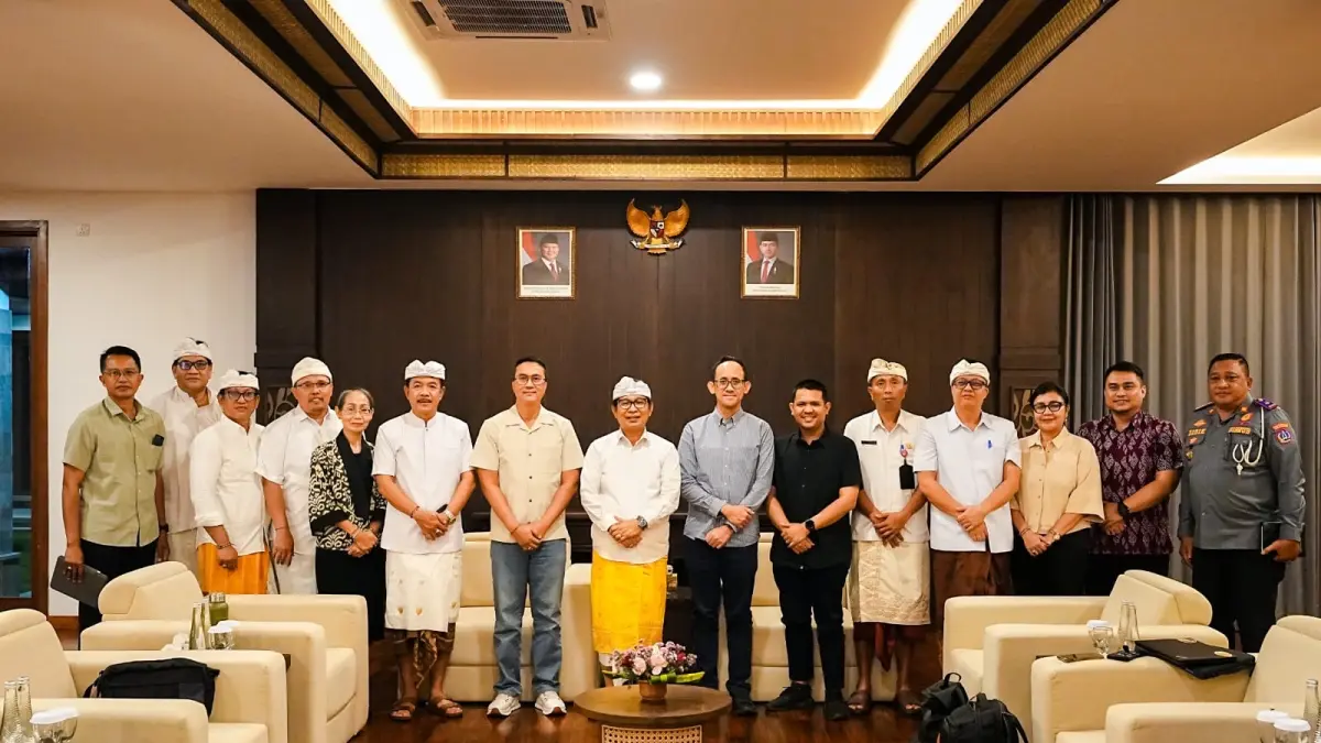 PERTEMUAN: Bupati Adi Arnawa saat menerima manajemen PT. SMI di Rumah Jabatan Bupati, Puspem Badung, Kamis (27/8).