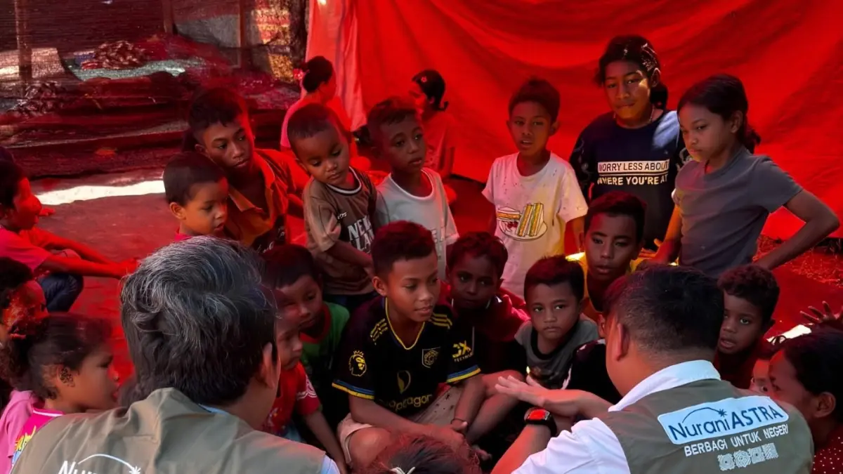 Relawan Nurani Astra melakukan pendampingan dan pemulihan psikologis anak-anak terdampak gempa bumi di salah satu lokasi pengungsian di Nusa Tenggara Timur (NTT). (Ist)