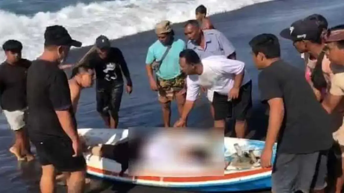 Salah seorang korban terseret ombak di Pantai Goa Lawah, Klungkung, Jumat (28/8/2026). (Radar Bali/Ist)