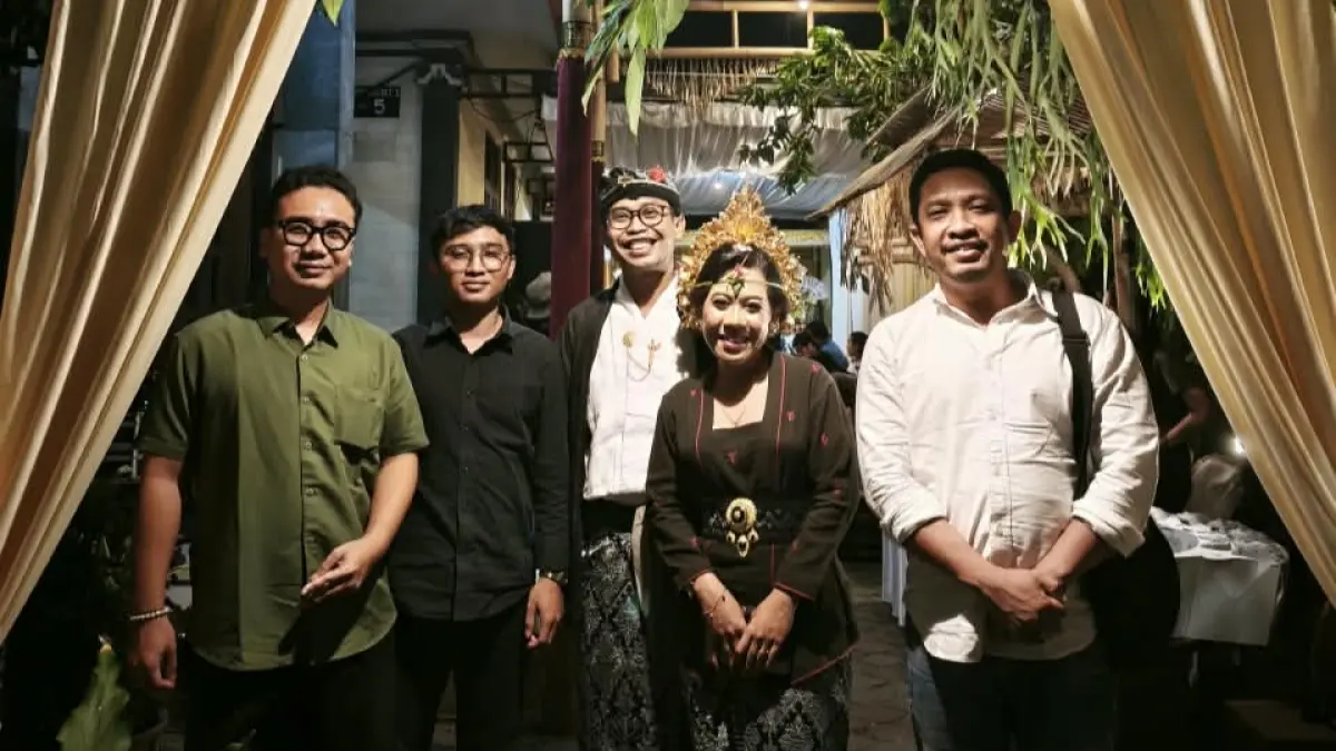 Wartawan Bali Express Dian Suryantini dan jurnalis Kompas TV Kardian Narayana langsungkan pernikahan di Singaraja. (Bali Express/I Gede Paramasutha)
