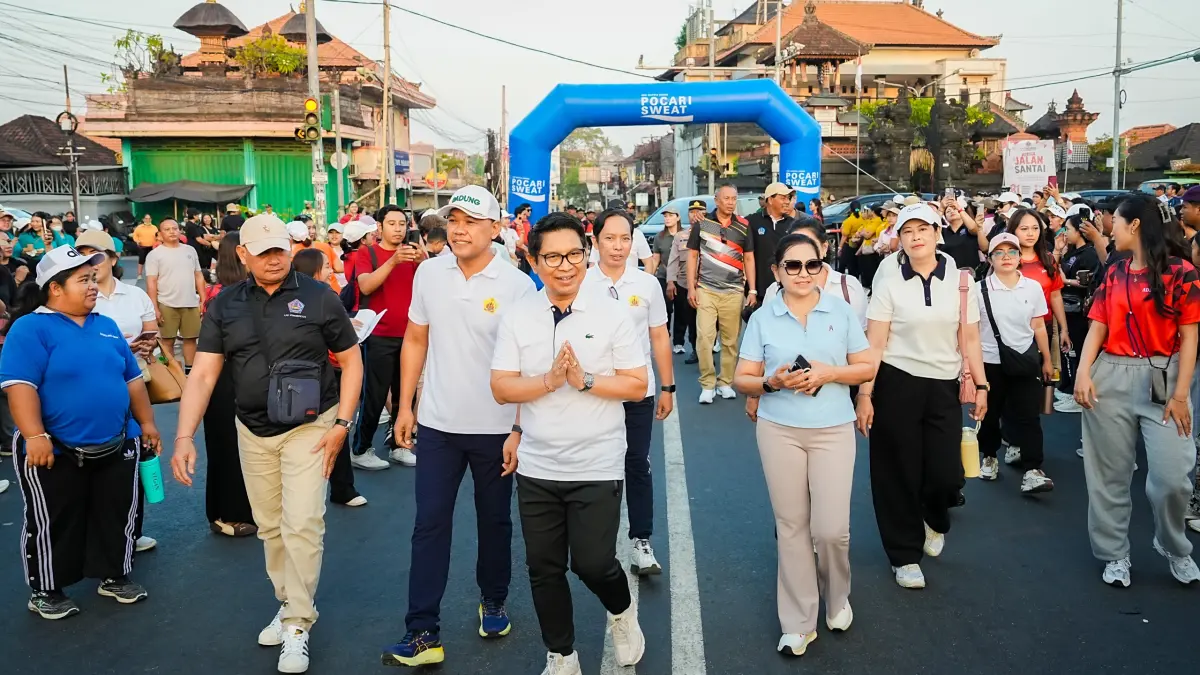 Bupati Adi Arnawa saat mengikuti Badung First CFD di sepanjang Jalan Teuku Umar Barat, Kelurahan Kerobokan Kelod, Kecamatan Kuta Utara, Badung, Minggu (30/8). (PROKOMPIM SETDA BADUNG)