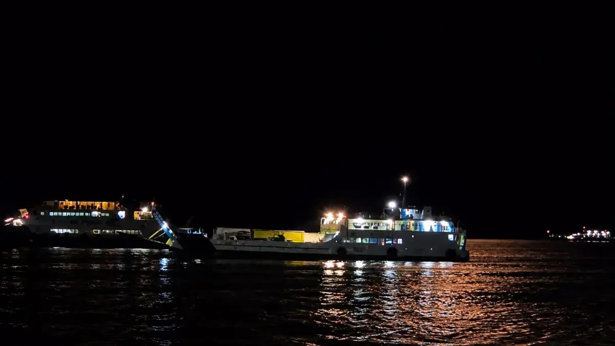 KMP Perkasa Prima 5 bersandar di Dermaga LCM Ketapang setelah mengalami gangguan mesin saat menyeberangi Selat Bali, Sabtu (29/8/2026). (Yani untuk Radar Banyuwangi)
