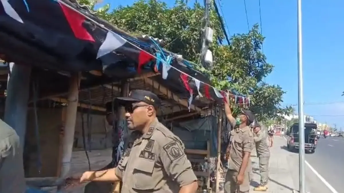 Satpol PP Badung saat melakukan penertiban bangunan liar dan kumuh di atas trotoar Jalan Teuku Umar Barat, Kelurahan Kerobokan Kelod, pada Minggu (30/8). (ist)
