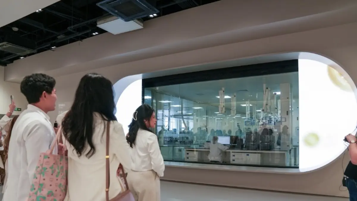 Sejumlah figur publik Indonesia yang juga merupakan orang tua mengikuti Ace Fresh Journey untuk melihat langsung perjalanan susu formula AceKid di Harbin, China, mulai dari sumber susu dan peternakan hingga proses produksi dan pengendalian kualitas di laboratorium.
