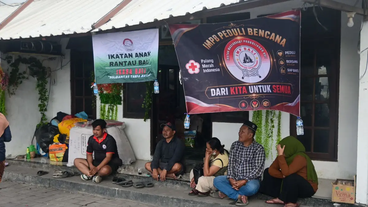 Posko pengungsian warga yang terdampak kebakaran di Banjar Margaya, Desa Pemecutan Kelod, Denpasar Barat, Rabu (2/9). (Agung Bayu)