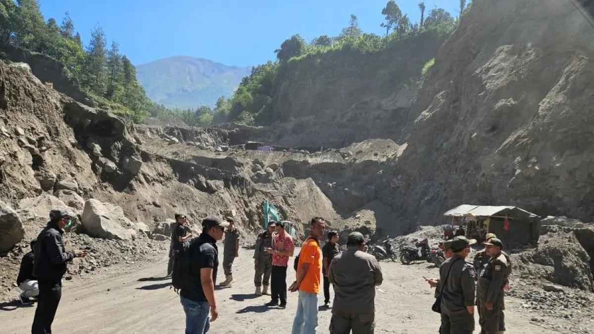 Tim gabungan saat melaksanakan pengawasan ke galian C yang ada di wilayah Kecamatan Selat. (Adi Prabawa/Bali Express)