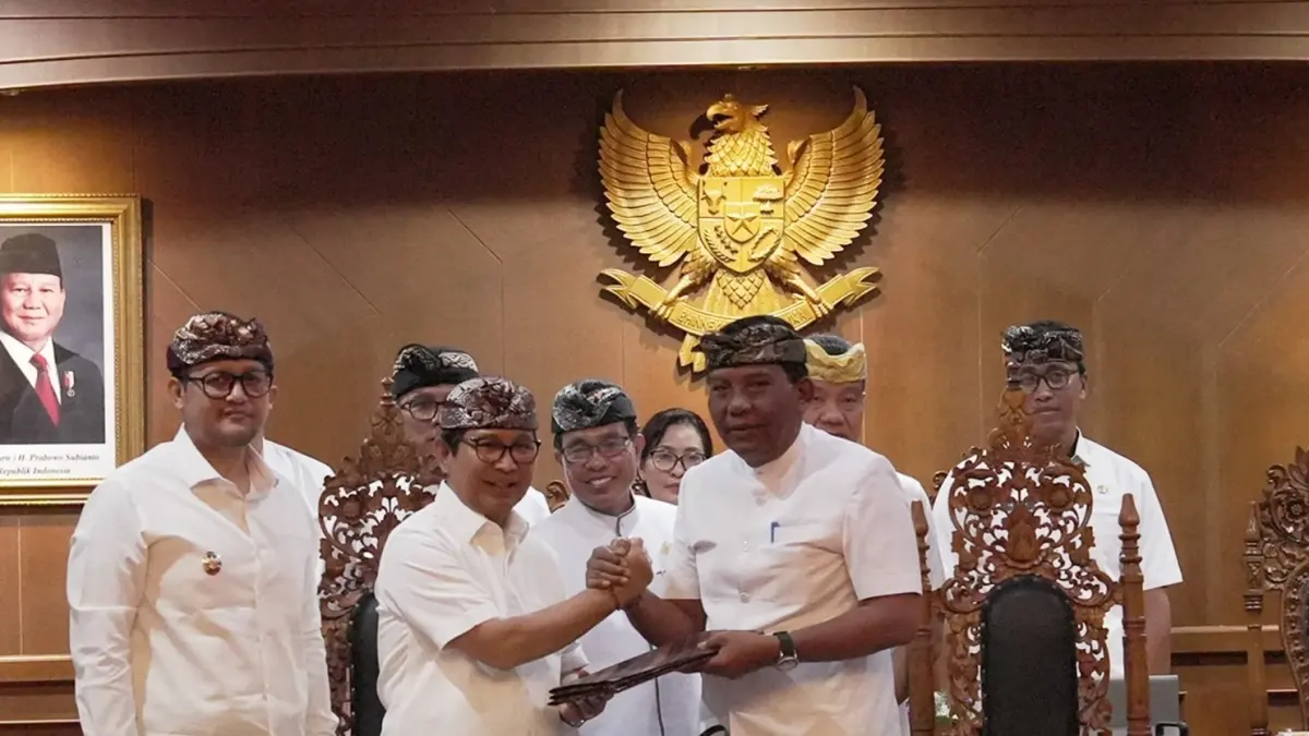 Bupati Adi Arnawa daan Wabup Bagus Alit Sucipta saat Rapat Paripurna DPRD Kabupaten Badung di Ruang Sidang Utama Gosana, Kantor DPRD Badung, Kamis (3/9). (PROKOMPIM SETDA BADUNG)