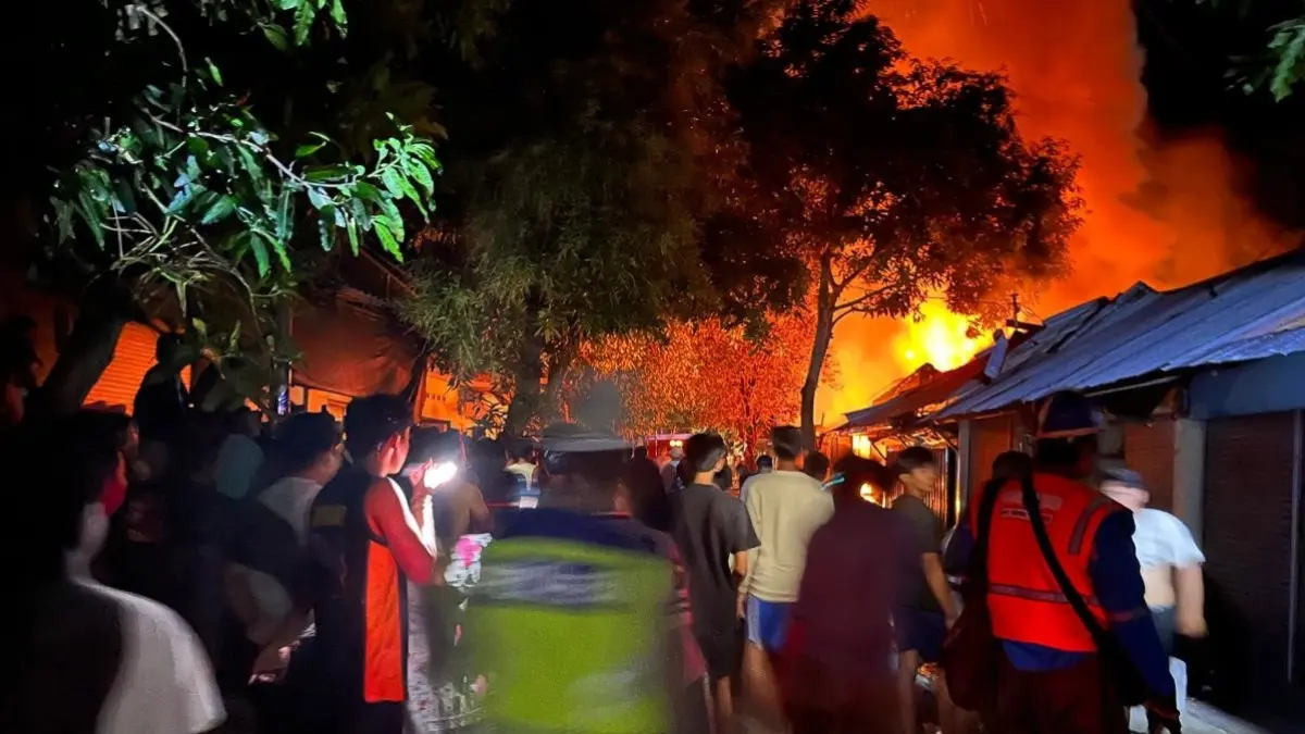 Pemadaman api saat kebakaran di Tejakula yang menghanguskan 7 ruko dan 1 rumah warga. (Ist)