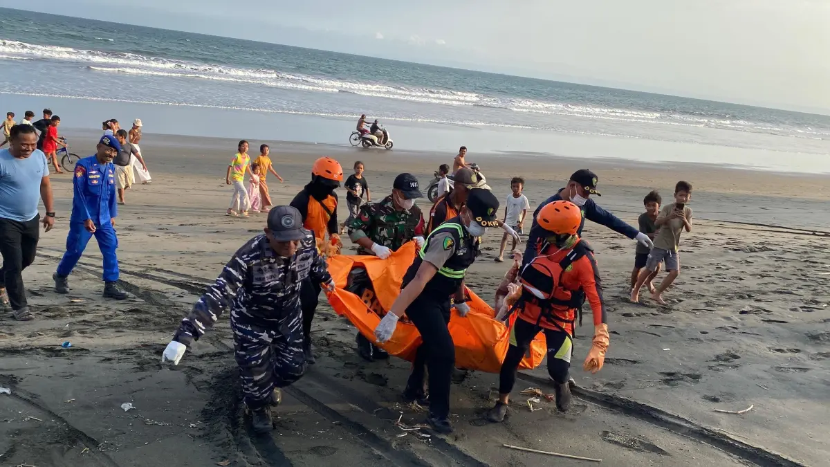 Tim SAR Gabungan melakukan evakuasi penemuan jenasah mayat di pesisir Pantai Air Kuning, Rabu (2/9/2026) sore. (ist)