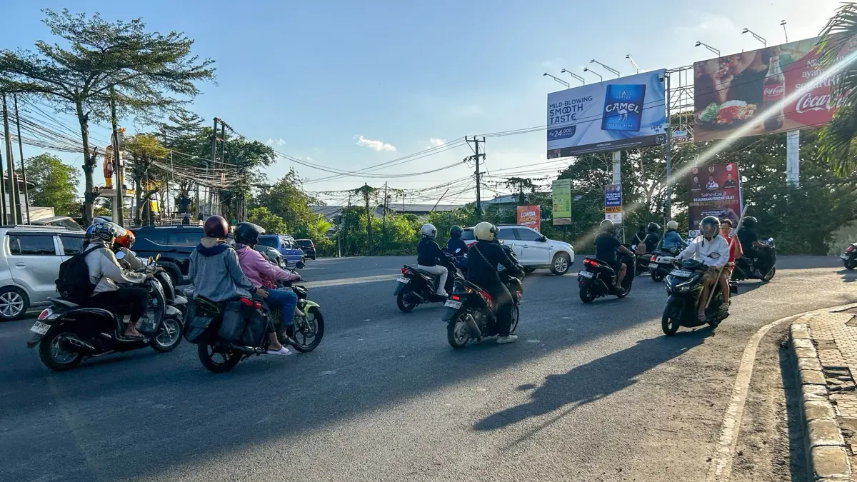 Kondisi simpang Gatsu Barat yang rencananya akan dibangun jalan bawah tanah menuju Canggu dan Mengwi. (Agung Bayu/Bali Express)