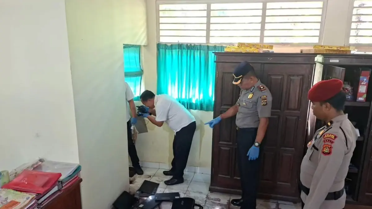 Personel Polsek Manggis mendatangi SDN 3 Antiga Kelod untuk melakukan pemeriksaan TKP. (Ist)