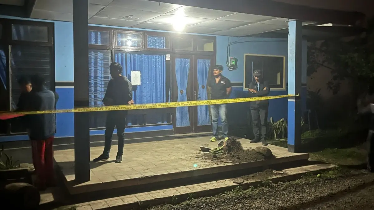 Polisi memasang police line di Kantor PDAM Unit Kintamani. (Ist)