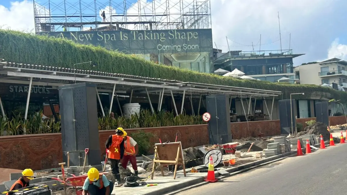 Proses penataan trotoar di Jalan Pantai Kuta, Kecamatan Kuta. (Agung Bayu/Bali Express)