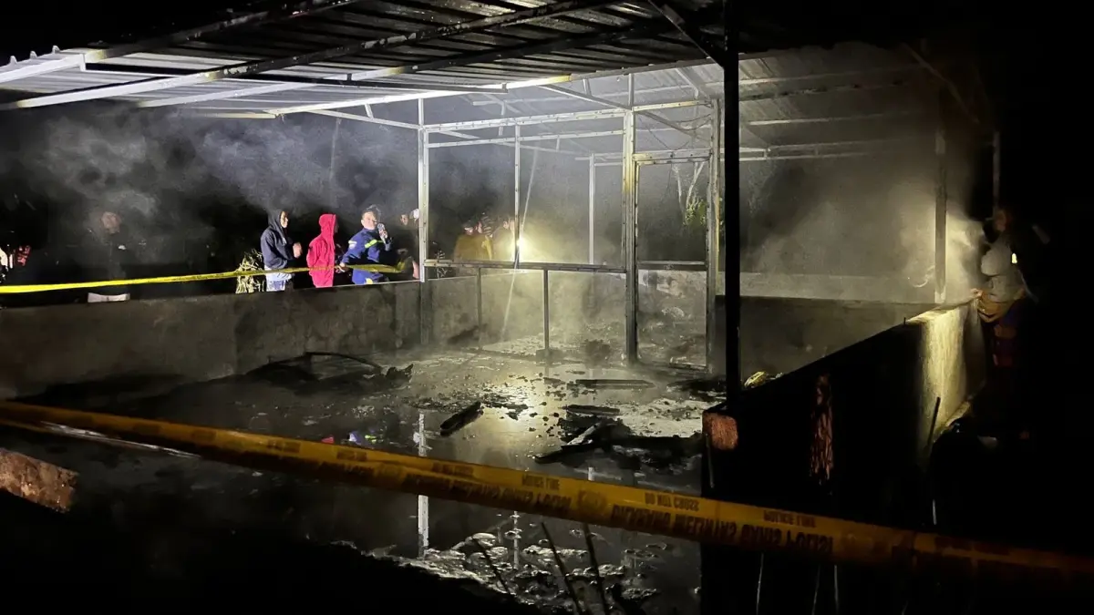 Sebuah warung sembako di Banjar Dajanumah, Desa Pengotan, Kabupaten Bangli mengalami kebakaran pada Kamis (3/9/2026) malam. (Ist)