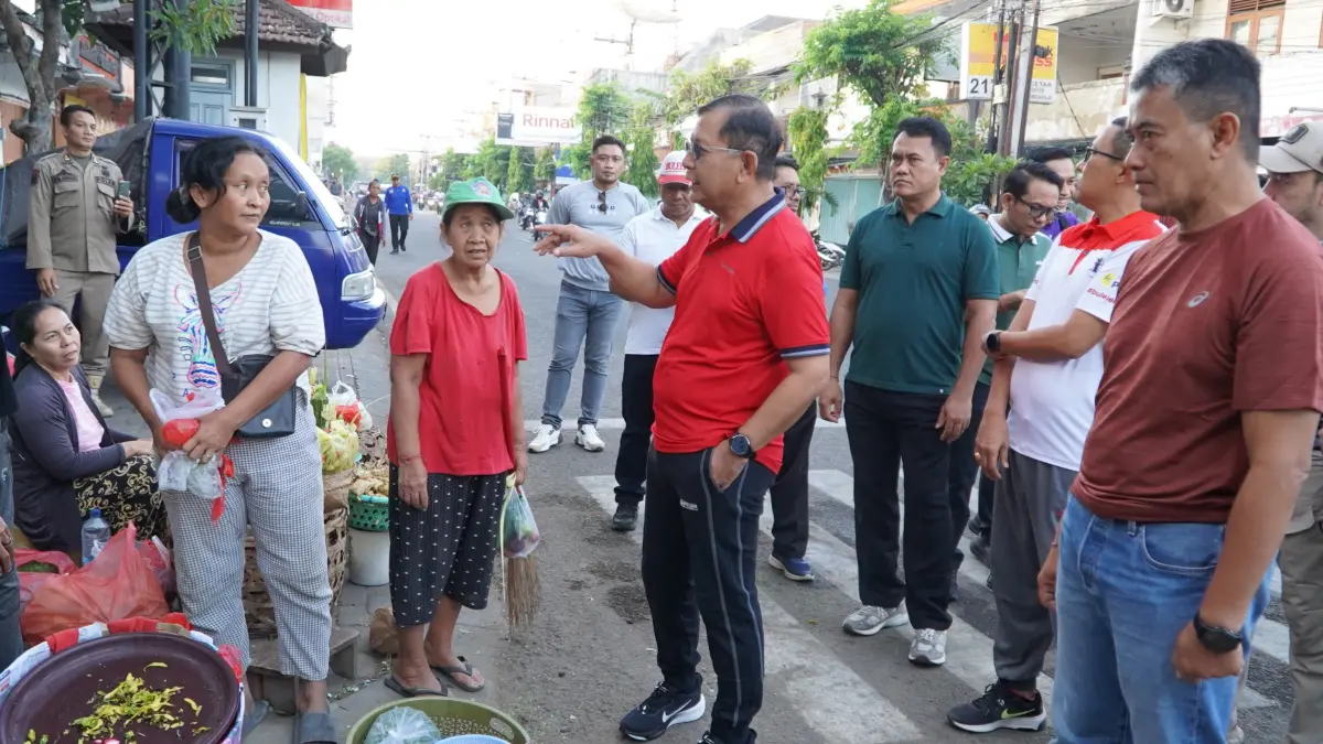 Bupati Buleleng I Nyoman Sutjidra meninjau Jalan Diponegoro Singaraja yang akan mulai ditata. (Ist)