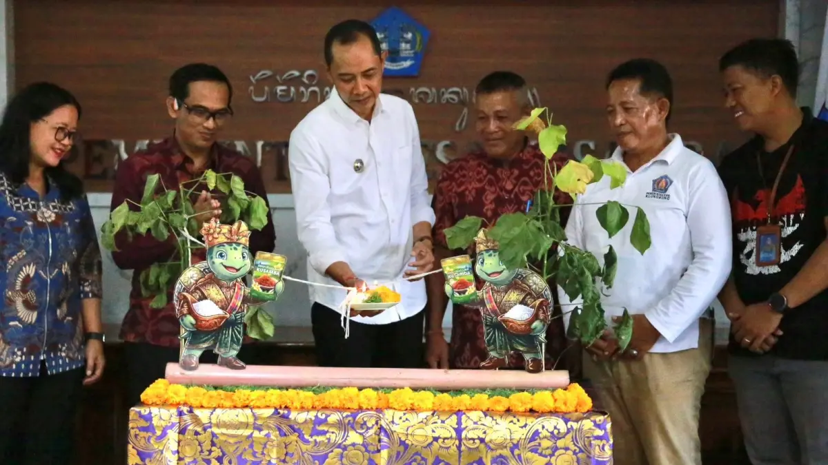 Wabup Tjok Surya melaunching Desa Kusamba, Dawan, sebagai desa maritim. (Ist)

&nbsp;