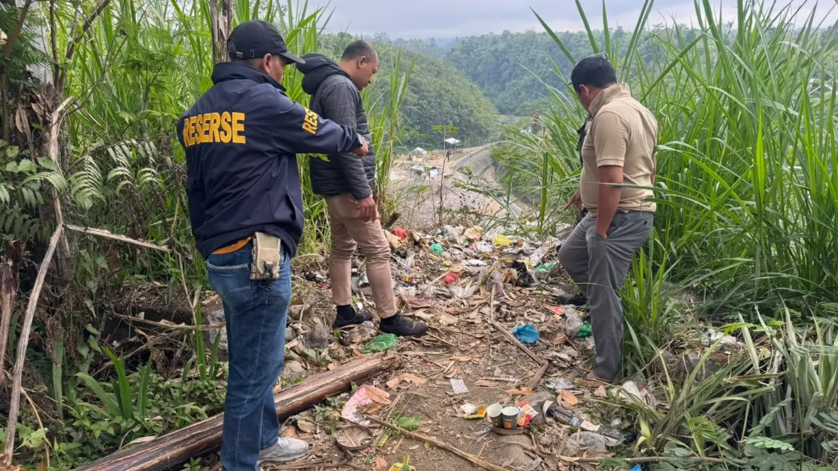 Polisi mendatangi TKP warga jatuh saat membuang sampah di Dusun Bangklet, Desa Kayubihi, Bangli, Minggu (6/9/2026). (Ist)