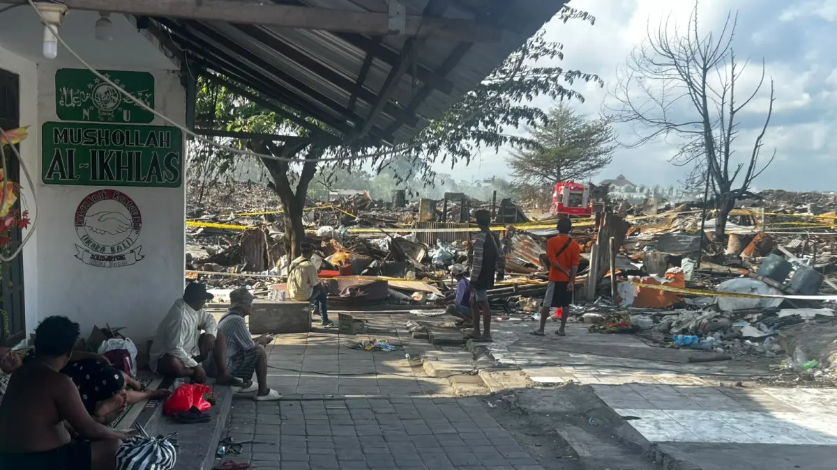 Sejumlah warga yang masih menempati lokasi pasca kebakaran rumah bedeng di Banjar Margaya, Desa Pemecutan, Denpasar Barat. (Agung Bayu/Bali Express)