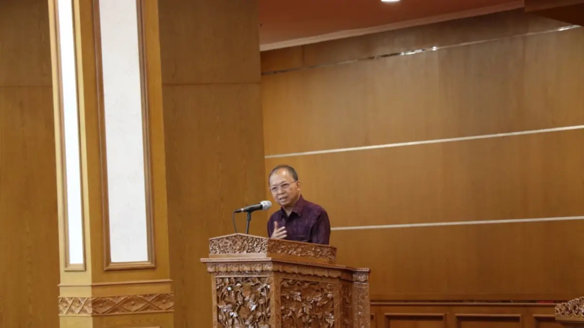 TARGET: Gubernur Bali Wayan Koster saat penyampaiannya dalam Rapat Paripurna DPRD Bali, Senin (7/9)