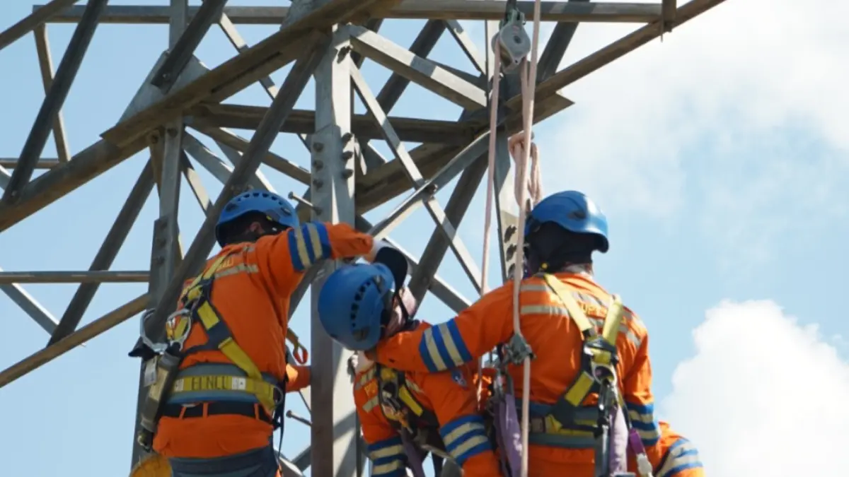  Pasukan elit PLN ini sehari-harinya bertugas memastikan keandalan jaringan transmisi listrik, yang sering kali mengharuskan mereka bekerja di atas menara tegangan tinggi dengan keadaan bertegangan dan tingkat risiko yang sangat besar.