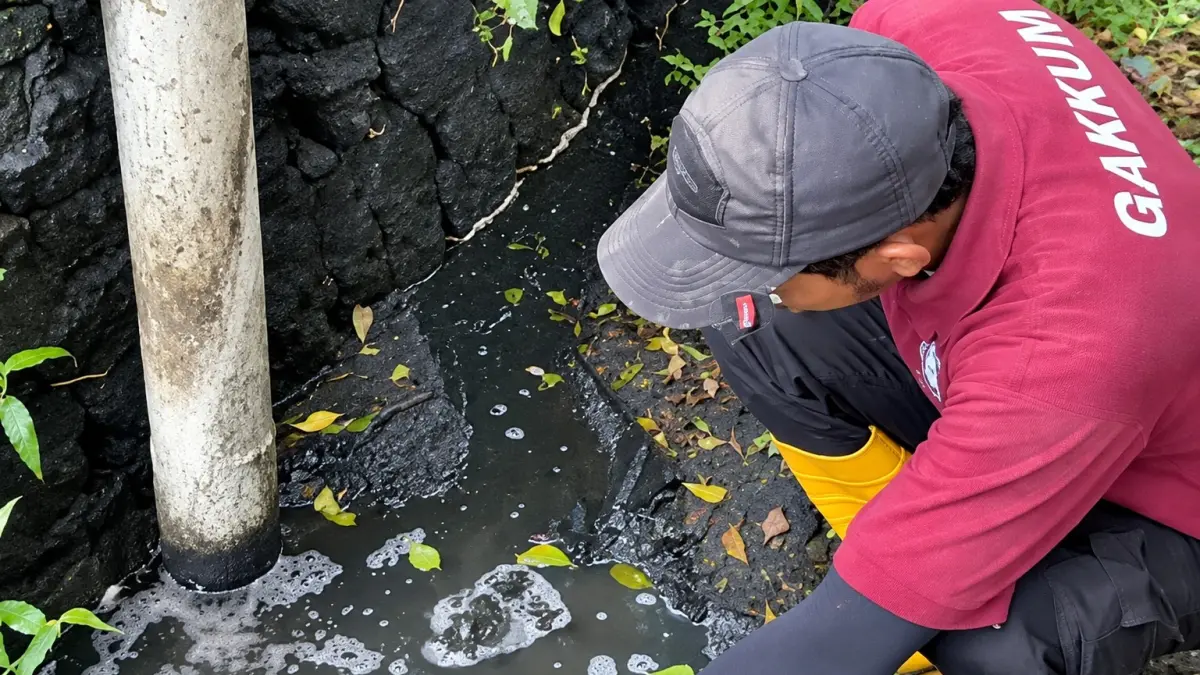 TIm DLHK Badung saat menemukan saluran yang diduga mencemari lingkungan atas aktivitas TPS3R Sarwe Metu Wangi, Desa Cemagi, Kecamatan Mengwi, Selasa (8/9). (ist)