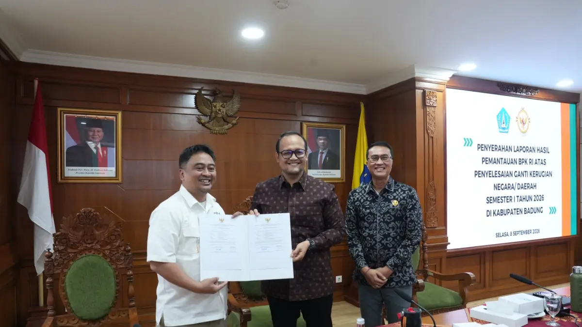 Wabup Bagus Alit Sucipta saat menerima LHP Semester I Tahun 2026 dari BPK RI Perwakilan Provinsi Bali di Ruang Kriya Gosana, Puspem Badung, Selasa (8/9). (PROKOMPIM SETDA BADUNG)
