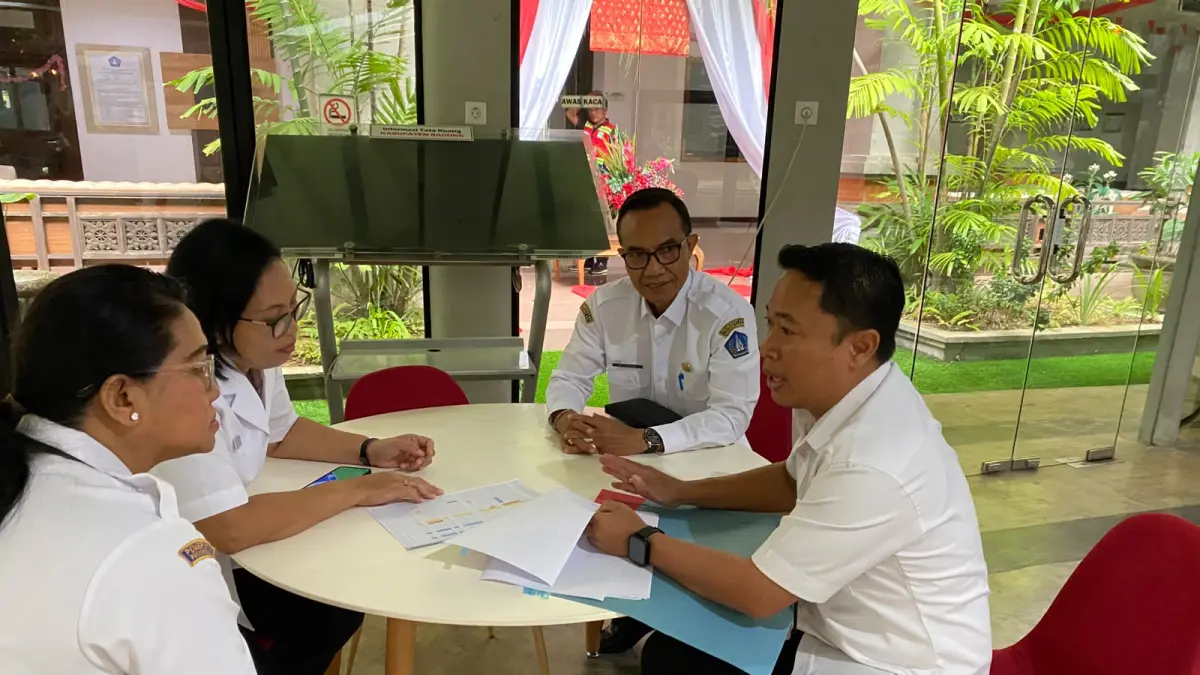 Asisten Administrasi Umum Setda Badung, I Wayan Wijana saat menggelar sidak ASN DInas PUPR dan BPKAD, Rabu (9/9). (Ist)