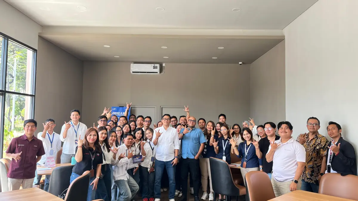 Para peserta usai mengikuti kegiatan test driv kendaraan listrik dalam program Coffee & Drive: EV & Hybrid Experience bersama Bank Mandiri. (ist)