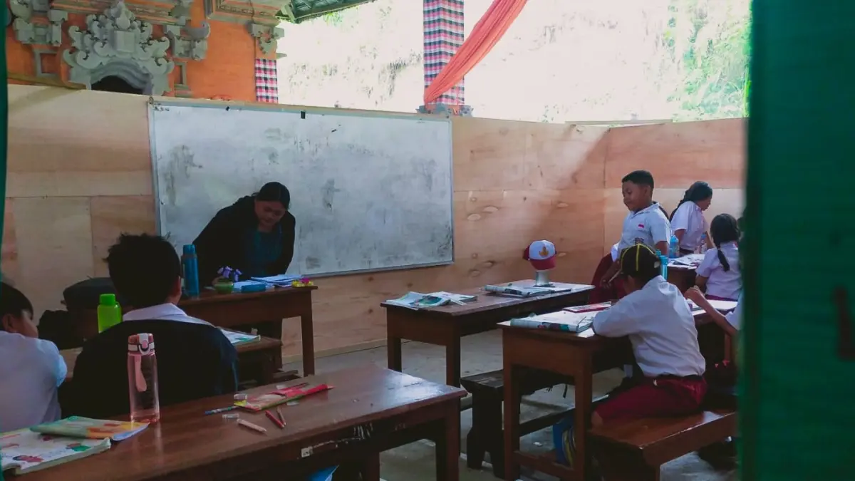 Siswa SDN 2 Tembuku belajar di Balai Desa Tembuku, Selasa (8/9/2026). (I Made Mertawan/Bali Express)