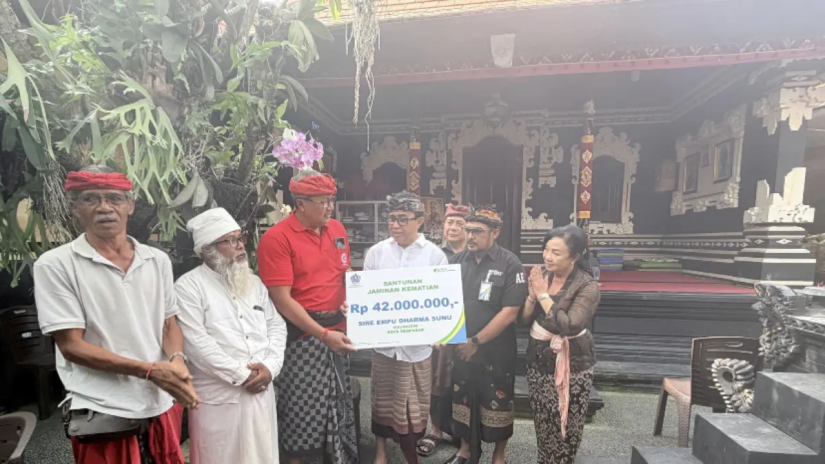 SANTUNAN:&nbsp;Santunan diserahkan Wali Kota Denpasar I Gusti Ngurah Jaya Negara kepada pihak keluarga, didampingi Kepala BPJS Ketenagakerjaan Kantor Cabang Bali Denpasar Adventus Edison Souhuwat, Kepala Dinas Tenaga Kerja dan Sertifikasi Kompetensi Kota Denpasar drh. I Gusti Ayu Ngurah Raini, serta sejumlah perwakilan organisasi perangkat daerah (OPD)
