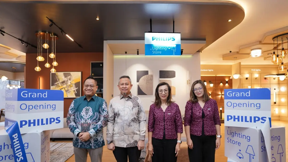 Peresmian Philips Lighting Store Denpasar bersama (ki-ka) Head of Marketing Consumer, Signify Commercial Indonesia, Burhan Noor Sahid, President Director, Signify Commercial Indonesia, Dedy Bagus Pramono, Director of Atika Mandiri, dan Director of Atika Kencana Mandiri, Fesialina, Alessandra Fessilia Aldy, Kamis (10/9). (ist)