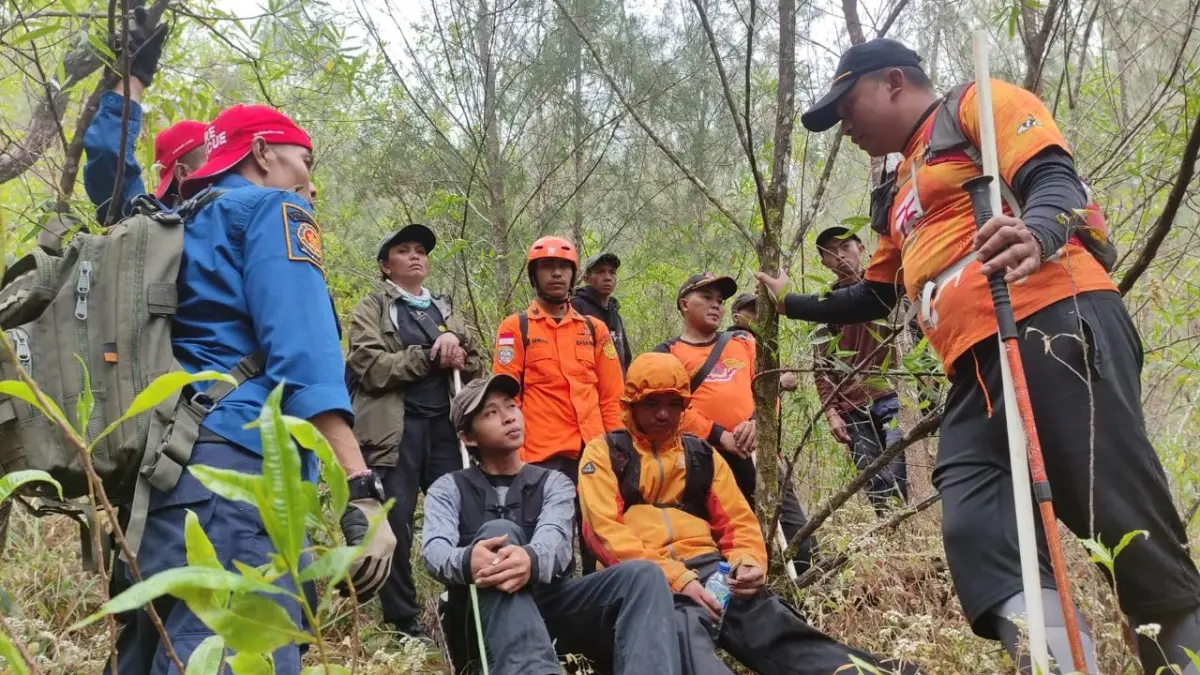 Proses evakuasi Piqri Zaenal Abidin dan Lorenzo Regiraldo Tawang yang tersesat di Gunung Agung, Karangasem, Rabu (9/9/2026). (Ist)