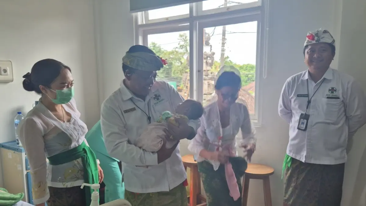 Direktur RSUD Bangli dr. I Dewa Oka Darsana, Sp.An menggendong bayi telantar sebelum diserahkan ke Dinas Sosial Bangli, Kamis (10/9/2026). (ist)