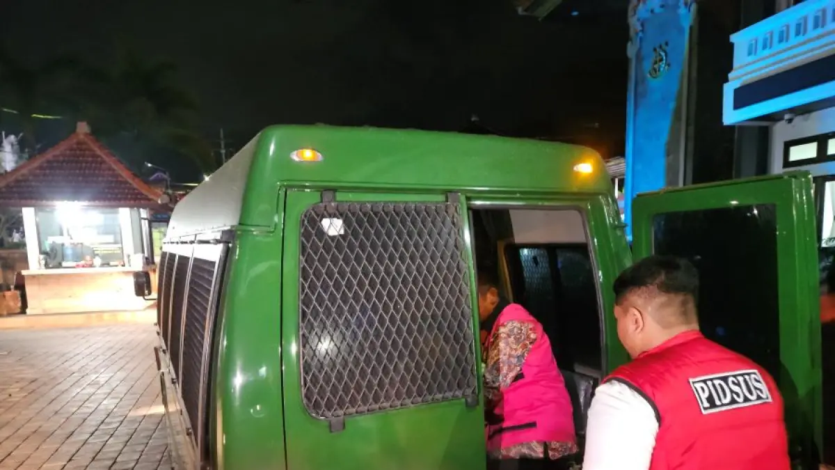 Ketua LPD Klungah, Desa Wismakerta, Sidemen (rompi merah muda) digiring menuju mobil tahanan.&nbsp;(Adi Prabawa/Bali Express)