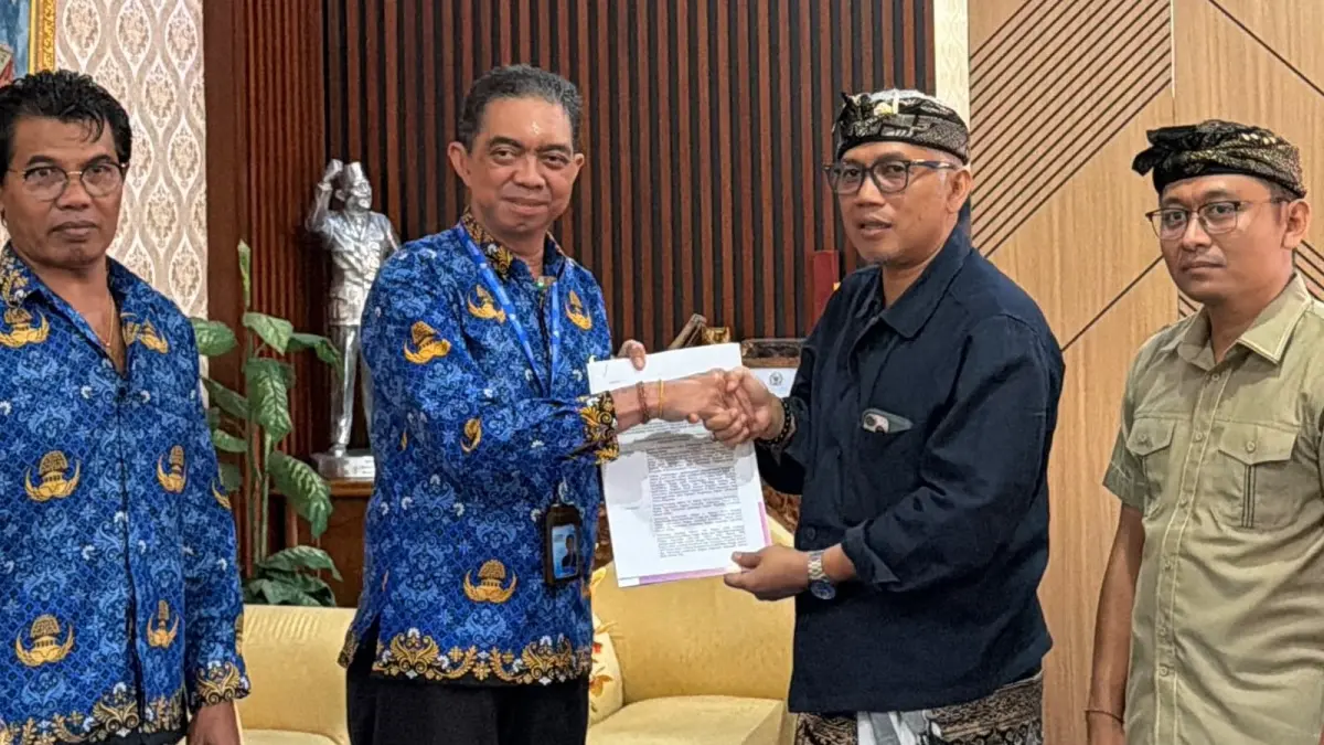 Rektor UNMAS Denpasar, Prof. Dr. Lanang Sukawati Putra Perbawa, S.H., M.Hum., (dua dari kanan) menerima SK izin pembukaan Program Studi Hukum Program Doktor, Kamis (10/9/2026). (Ist)