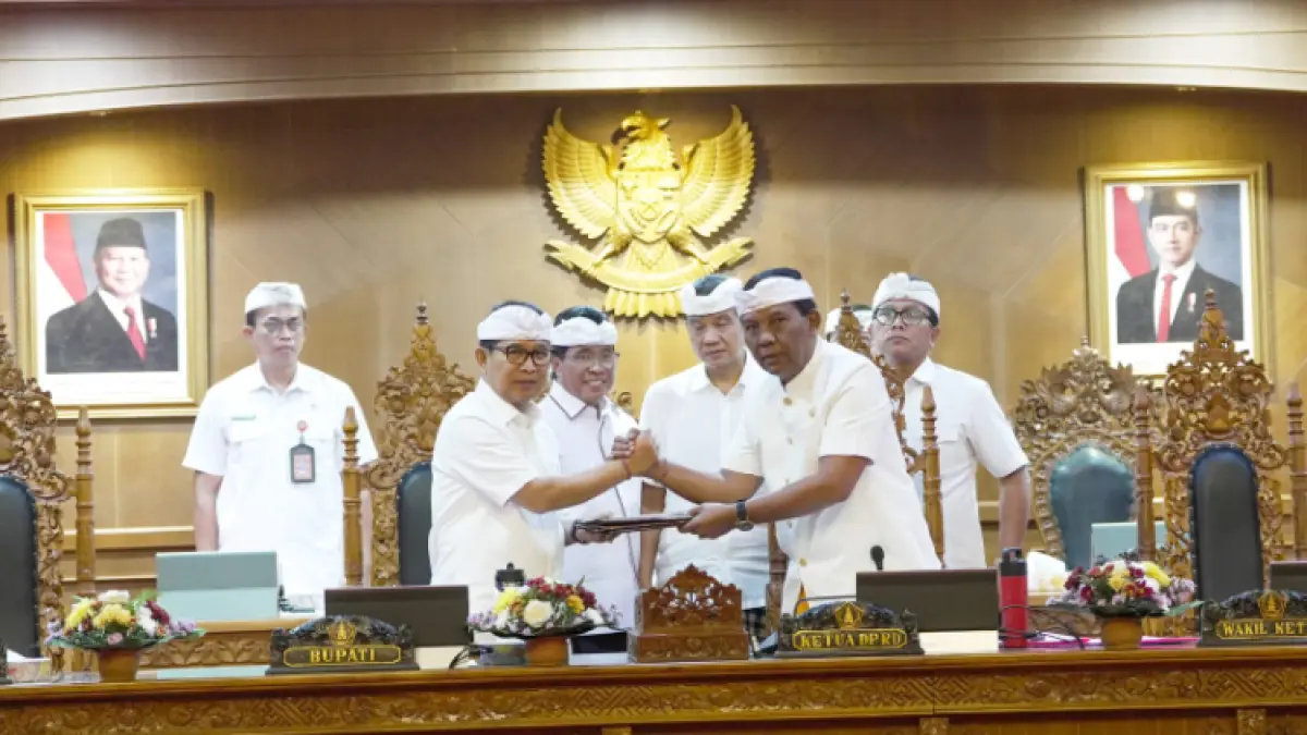 Bupati Adi Arnawa saat Rapat Paripurna Masa Persidangan Pertama, Pandangan Umum Fraksi-Fraksi DPRD Badung di Ruang Sidang Utama Gosana Sekretariat DPRD Badung, Jumat (11/9).