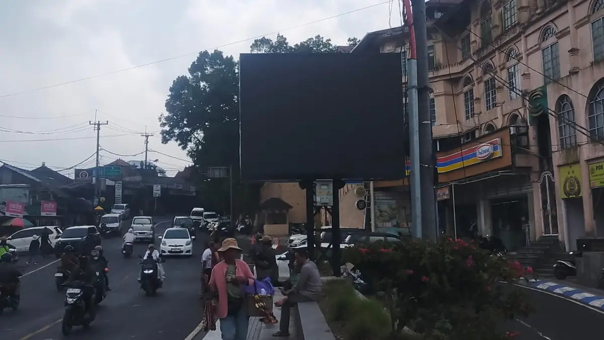 Pembangunan videotron di utara Anjungan Penelokan ditutup sementara. (I Made Mertawan/Bali Express).