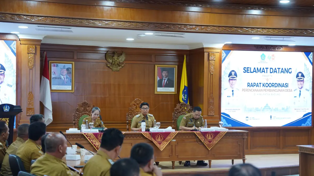 Bupati Adi Arnawa saat Rapat Koordinasi Perencanaan Pembangunan Desa di Ruang Kriya Gosana, Puspem Badung, Senin (14/9). (PROKOMPIM SETDA BADUNG)