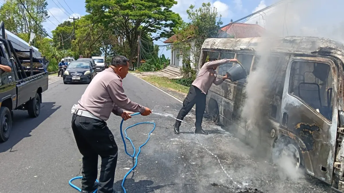 Minibus pengangkut wisatawan terbakar di Baturiti, Tabanan,&nbsp; Senin (14/9/2026). (Ist)