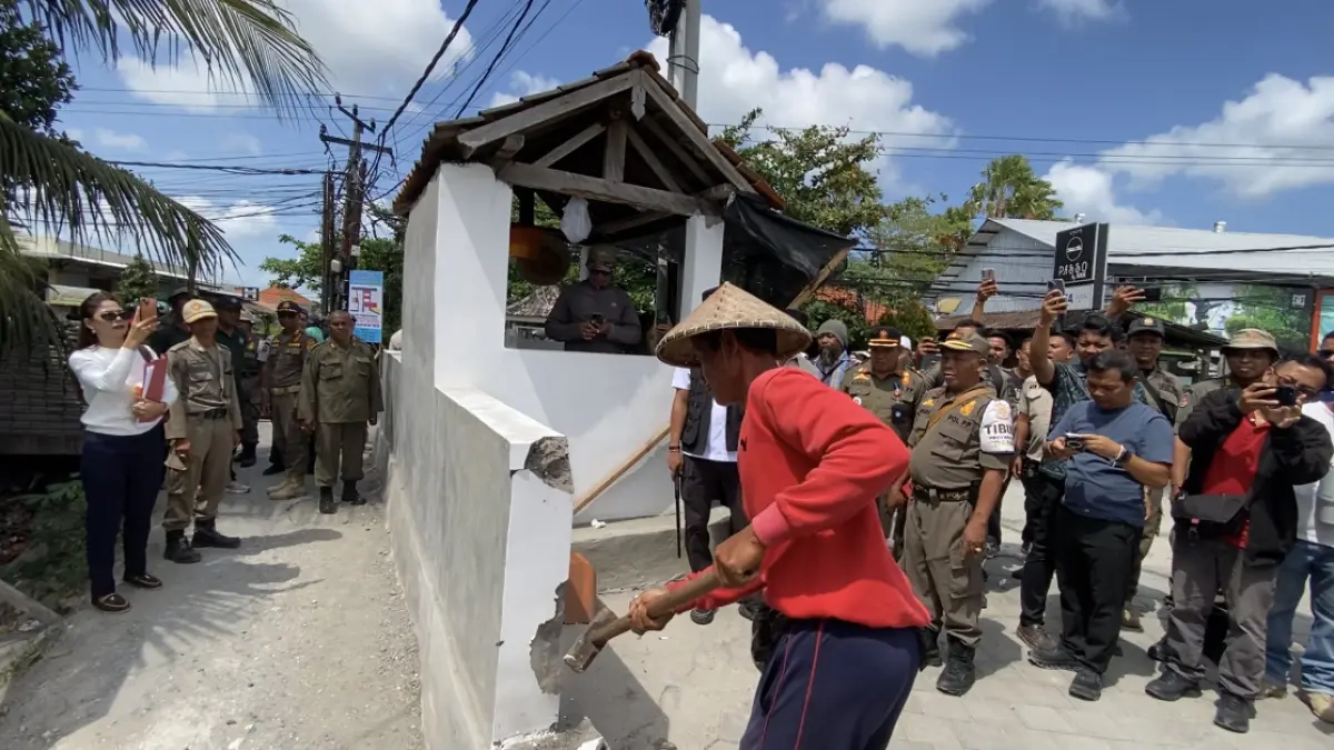 Pembongkaran bangunan posko untuk memberikan akses jalan yang lebih terbuka di Subak Munggu, Desa Munggu, Kecamatan Mengwi, Selasa (15/9). (Resa Kertawedangga/Bali Express)