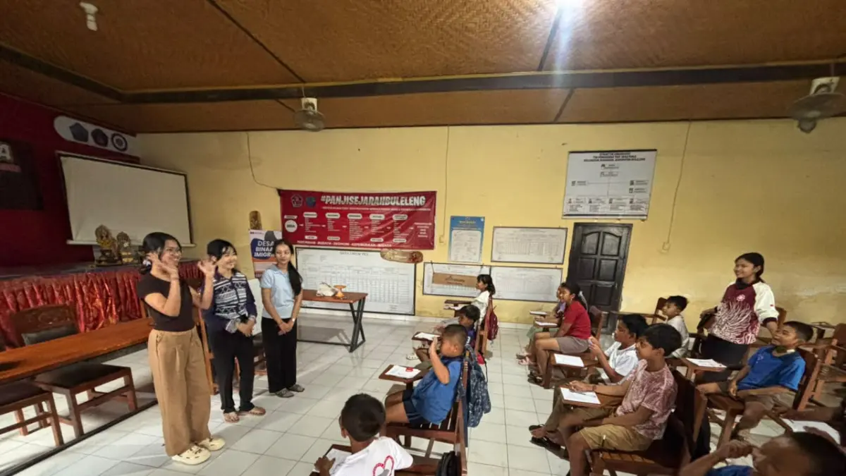 Pengurus Cabang Kesatuan Mahasiswa Hindu Dharma Indonesia (PC KMHDI) Buleleng melalui program KMHDI Mengajar