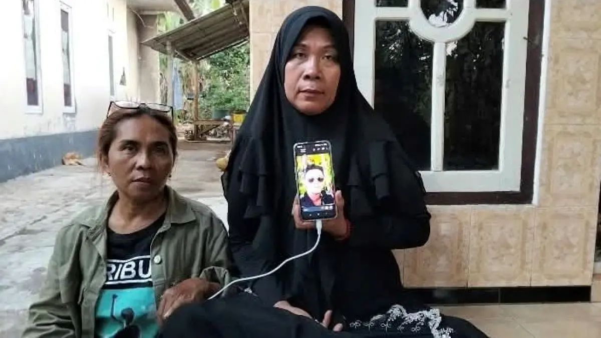 Soraya,54, menunjukkan foto almarhum I Gusti Putu Sugiarta,38, nelayan asal Desa Cupel, Kecamatan Negara, Jembrana. (Gde Riantory Warmadewa/Bali Express).