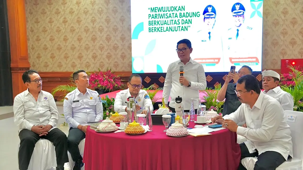 Bupati Wayan Adi Arnawa bersama Wabup Bagus Alit Sucipta saat acara Sharing Session bertajuk Mewujudkan Pariwisata Badung Berkualitas dan Berkelanjutan di Balai Budaya Giri Nata Mandala, Puspem Badung, Rabu (16/9). (PROKOMPIM SETDA BADUNG)