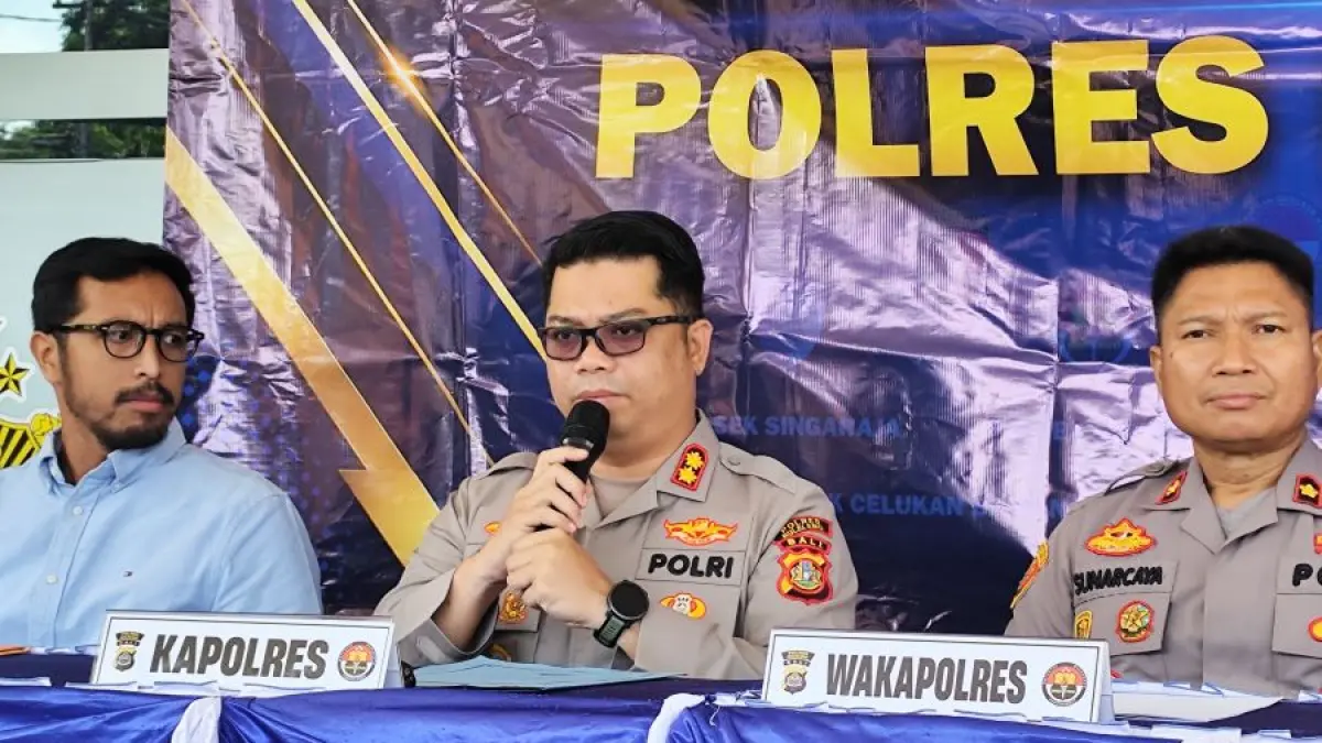 Kapolres Buleleng, AKBP Ruzi Gusman (tengah) memberikan keterangan soal penipuan dengan modus memberangkatkan ke Jepang. (Ist)