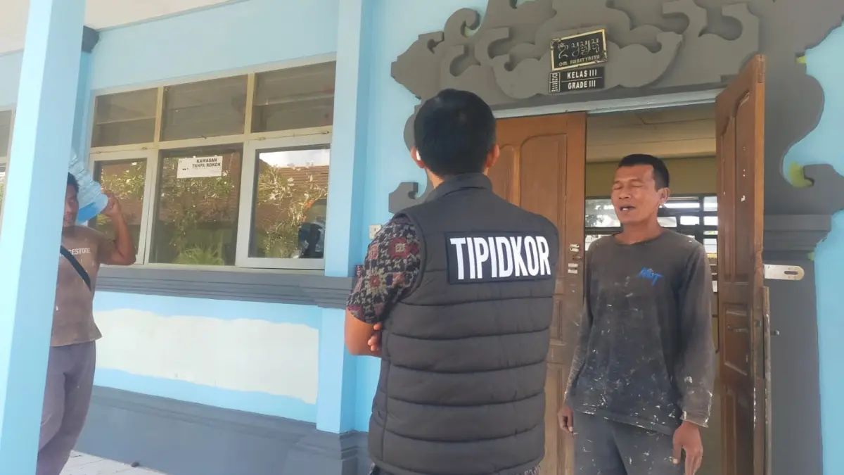 Unit Tipikor Polres Bangli turun ke SDN 1 Tamanbali, Selasa (16/9/2026). (I Made Mertawan/Bali Express)