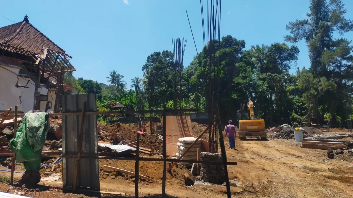 Proyek pembangunan gedung di sasana budaya mulai dikerjakan sejak sekitar sebulan lalu. (I Made Mertawan/Bali Express)