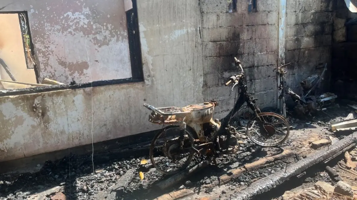 Puing-puing rumah dinas yang terbakar di Bulian, Buleleng. (Ist)